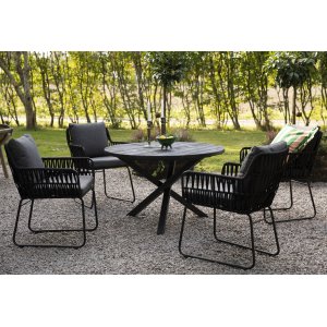 Mikado ulkoiluryhmä: Scottsdale pyöreä musta ruokapöytä Ø112 cm sisältäen 4 Mikado mustaa nojatuolia harmailla tyynyillä Mikado ulkoiluryhmä: Scottsdale pyöreä musta ruokapöytä Ø112 cm sisältäen 4 Mikado mustaa nojatuolia harmailla tyynyillä
