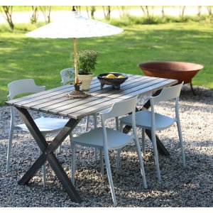 Ruokailuryhmä Scottsdale: 150 cm harmaa puupöytä sisältäen 4 pinottavaa Abbe-tuolia Ruokailuryhmä Scottsdale: 150 cm harmaa puupöytä sisältäen 4 pinottavaa Abbe-tuolia